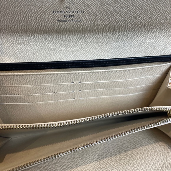 Authentic lv wallet on chain - Picture 6 of 9